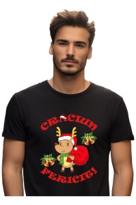 Bărbat purtând un tricou negru cu un design festiv de Crăciun ce înfățișează un ren drăguț purtând un sac roșu, înconjurat de crenguțe de vâsc și textul ‘Crăciun Fericit!’ scris cu roșu.