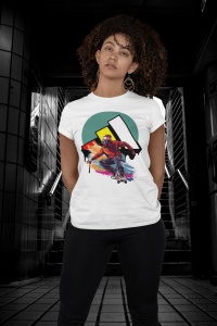 Femeie cu păr creț purtând un tricou alb cu un design grafic colorat ce prezintă un skater, pozând într-un pasaj subteran întunecat și modern.