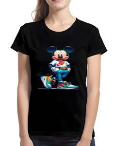 Femeie purtând un tricou negru cu un design ce înfățișează un personaj animat stilizat, Mickey Mouse, îmbrăcat în haine moderne și adidași colorati, cu un logo Nike vizibil.