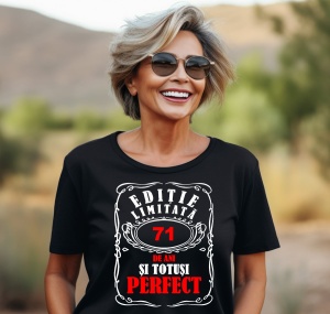 Femeie care poartă un tricou negru personalizat cu mesajul: ''71 de ani si totusi perfect'