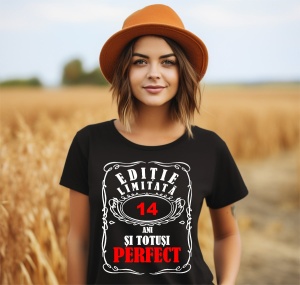 Femeie care poartă un tricou negru personalizat cu mesajul: ''14 de ani si totusi perfect'
