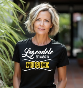 Femeie care poartă un tricou negru personalizat cu mesajul: ''Legendele se nasc in iunie''.