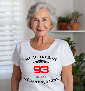 Femeie care poartă un tricou alb personalizat cu mesajul: ''Mi-au trebuit 93 de ani sa arat asa bine''
