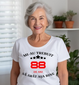 Femeie care poartă un tricou alb personalizat cu mesajul: ''Mi-au trebuit 88 de ani sa arat asa bine''