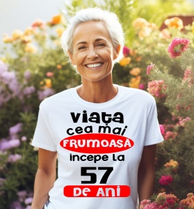 Femeie care poartă un tricou alb personalizat cu mesajul: ''Viata cea mai frumoasa incepe la 57 de ani''.
