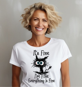 Femeie zâmbitoare cu păr scurt și ondulat, purtând un tricou alb cu un design grafic ce afișează un personaj desenat și textul 'It's Fine, I'm Fine, Everything Is Fine,' pozând pe un fundal simplu.