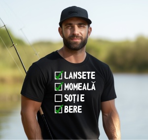 Un bărbat purtând un tricou negru cu o listă imprimată, bifând opțiunile "Lansete", "Momeală" și "Bere", iar "Soție" este nebifată. Are o undiță în spate și fundalul arată un peisaj natural lângă apă.