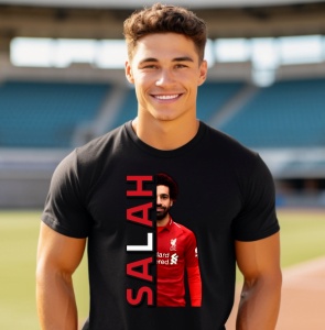Tânăr purtând un tricou negru personalizat cu imaginea fotbalistului Salah și text vertical roșu cu numele 'Salah'.