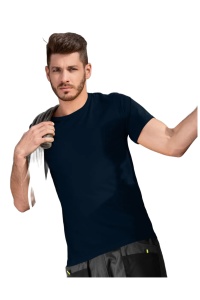 Barbat imbracat in tricou de culoare albastru marin