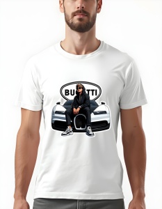 Bărbat purtând un tricou alb cu un design grafic reprezentând un tânăr în ținută neagră, așezat pe capota unui Bugatti alb, cu logo-ul Bugatti afișat deasupra mașinii.