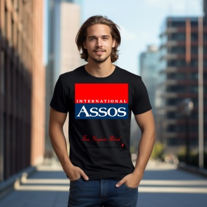 Bărbat tânăr cu păr lung, într-un decor urban modern, purtând un tricou negru personalizat cu un design inspirat de pachetul de țigări Assos. Designul include un logo mare cu textul 'INTERNATIONAL Assos', alături de inscripția 'Fine Virginia Blend' și '20