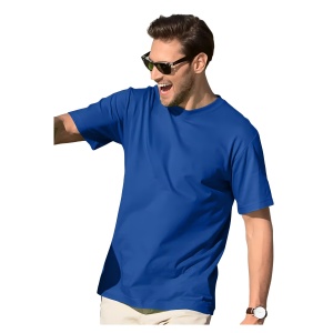Barbat vesel si tanar cu ochelari de soare la ochi poarta un tricou barbat simplu elegant din bumbac de culoare albastru regal