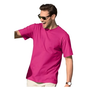 Barbat vesel si tanar cu ochelari de soare la ochi poarta un tricou barbat simplu elegant din bumbac de culoare purpuriu