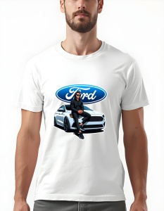 Bărbat purtând un tricou alb cu grafică imprimată, arătând un bărbat cu ochelari de soare, îmbrăcat în negru, stând pe capota unei mașini Ford, cu logo-ul Ford în fundal.