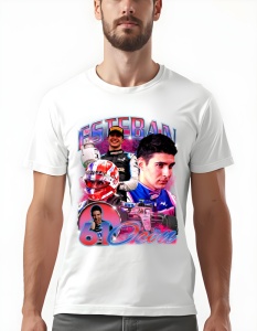 Bărbat purtând un tricou alb cu grafică imprimată, prezentând mai multe imagini ale pilotului de curse Esteban Ocon, inclusiv numărul său '31' și numele 'Esteban Ocon', pe un fundal colorat.