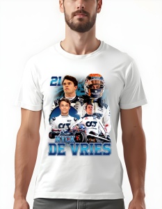 Bărbat purtând un tricou alb cu grafică imprimată, prezentând mai multe imagini ale pilotului de curse Nyck de Vries, inclusiv numărul său '21' și numele 'Nyck de Vries', pe un fundal colorat.