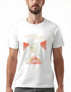 Bărbat purtând un tricou alb din colecția ta prezintă o grafică captivantă inspirată de filmul horror Jeepers Creepers. Designul ilustrează personajul iconic, cu un stil artistic care evocă atmosfera înfricoșătoare a filmului. Împreună cu titlul distincti
