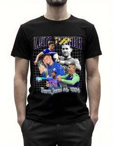 Bărbat purtând un tricou negru cu un design grafic al fotbalistului Matt Turner, reprezentat în diverse ipostaze ca portar, cu numele 'Matt Turner' deasupra și data nașterii 'Born June 24, 1994' dedesubt, într-un font stilizat.