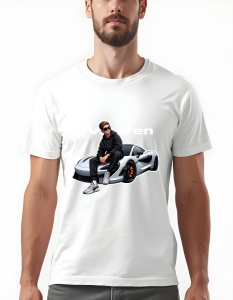 Bărbat purtând un tricou alb cu un design grafic reprezentând un tânăr așezat pe capota unei mașini McLaren albă, purtând ochelari de soare și o ținută casual, cu logo-ul McLaren afișat pe fundal.