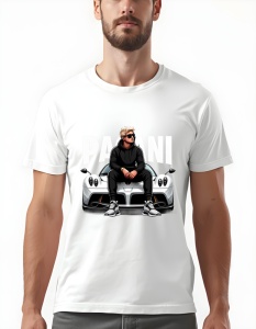 Bărbat purtând un tricou alb cu grafică imprimată, prezentând un bărbat cu ochelari de soare, îmbrăcat în negru, stând pe o mașină sport albă, cu textul 'PAGANI' deasupra.