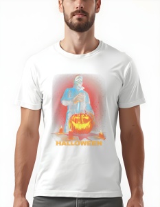 Tricou alb cu un design inspirat din filmul Halloween, prezentându-l pe Michael Myers în picioare cu un cuțit în mână, având în fața sa un dovleac sculptat în stil înfricoșător, înconjurat de lumânări aprinse și textul 'Halloween' dedesubt.