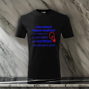Tricou negru cu un mesaj tipografic în albastru și roșu, care spune: 'Arunc scântei și stăpânesc energii mari, nu sunt vrăjitor, sunt electrician, dar aproape ai ghicit', alături de o iconiță cu un bec