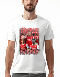 Bărbat purtând un tricou alb cu grafică imprimată, prezentând trei jucători de fotbal ai echipei Arsenal în echipamentul oficial roșu, însoțit de textul 'Triple Threat' scris într-un stil dramatic.