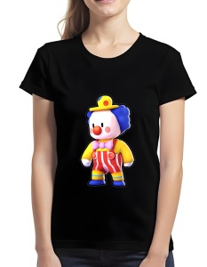 Tricou negru cu un design colorat care înfățișează un personaj stilizat din Stumble Guys sub forma unui clovn, cu păr albastru, pălărie galbenă, nas roșu, și purtând un costum galben cu pantaloni roșii în dungi albe și pantofi colorați.