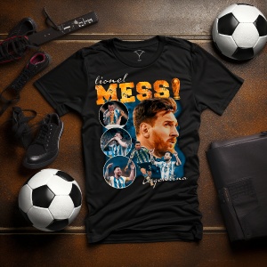 Tricou negru cu un design dedicat lui Lionel Messi, incluzând imagini ale fotbalistului și textul 'Messi Argentina', așezat pe o suprafață alături de mingi de fotbal, ghete și accesorii sportive.