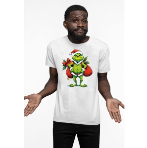 Bărbat cu o expresie nedumerită, purtând un tricou alb imprimat cu un personaj verde în costumul lui Moș Crăciun, ținând saci roșii de cadouri, pe un fundal alb simplu.
