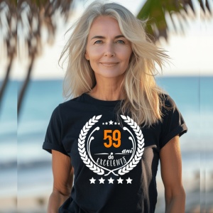 Femeie care poartă un tricou negru personalizat cu mesajul: ''59 ani de excelenta''