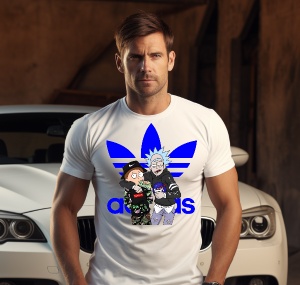 Bărbat purtând un tricou alb cu logo Adidas albastru și un design cu personaje animate, pozând în fața unui automobil alb într-un garaj.