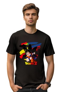 Un bărbat care poartă un tricou negru cu un design inspirat din Dragon Ball Z, având imaginea personajului Goku și un logo adidas suprapus peste un fundal de linii colorate.