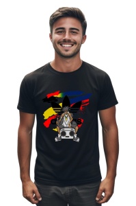Bărbat tânăr cu părul deschis la culoare, purtând un tricou negru cu un design grafic colorat ce reprezintă un personaj cu pălărie, colier și o boxă pe fundal cu culori inspirate din steagul unui anumit stat.