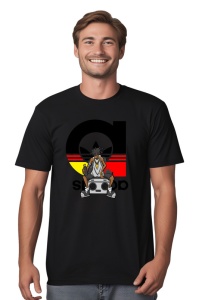 Bărbat purtând un tricou negru cu un design parodic, având o imagine cu un personaj inspirat de Snoop Dogg, stând cu un boombox în fața unui logo reinterpretat Adidas.