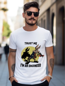 Bărbat purtând tricou alb cu textul 'Trust me, I'm an engineer' și un personaj desen animat care ține o unealtă, în fața unui fundal galben