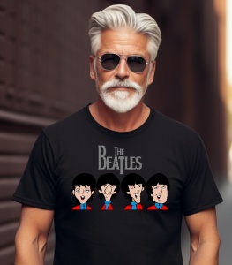 Tricou negru purtat de un bărbat matur, cu păr și barbă albe, având un aspect elegant și sofisticat. Designul tricoului prezintă o ilustrație stilizată cu fețele caricaturale ale membrilor trupei „The Beatles”, alături de textul „The Beatles” într-un font