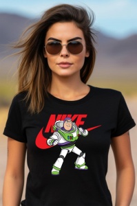 Femeie purtând un tricou negru cu un imprimeu ce îl prezintă pe Buzz Lightyear și logo-ul Nike, stilizat în roșu, într-un design modern și colorat.