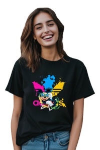 Femeie purtând un tricou negru cu un design vibrant care include un personaj animat în fața unui logo adidas stilizat, decorat cu stropi de vopsea colorată.