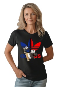 Femeie purtând un tricou negru cu un design inspirat de Adidas în culori roșu și albastru, având personaje din Kung Fu Panda. Tricoul afișează imaginea lui Po și a unui alt personaj din film, alături de logo-ul Adidas reinterpretat.