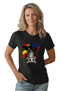 Femeie purtând un tricou negru cu un design grafic colorat și text adidas, înfățișând un personaj relaxat cu o bormașină pe fundal abstract colorat