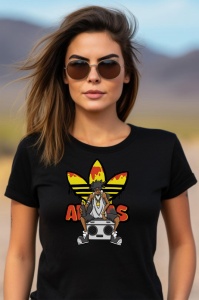 Femeie purtând ochelari de soare și un tricou negru cu un design de personaj animat așezat pe un boombox în fața unui logo stilizat Adidas, cu elemente grafice vibrante