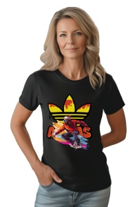 Femeie zâmbitoare purtând un tricou negru cu un design de skater colorat în fața unui logo stilizat Adidas, cu elemente grafice vibrante