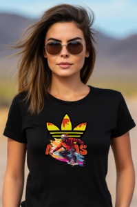 Femeie purtând ochelari de soare și un tricou negru cu un design de skater colorat în fața unui logo stilizat Adidas, cu elemente grafice vibrante