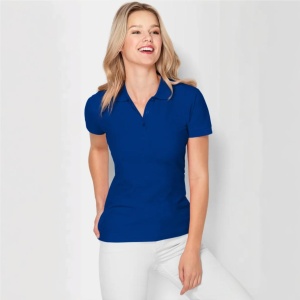 Femeie zambitoare si bucuraosa ca poarta un tricou polo dama model Tommy de culoare albastru regal