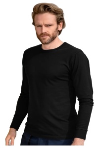 Bluza Barbat negru prezentata pe un barbat chipes