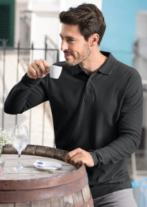Barbat imbracat in bluza polo de culoare ebony gray
