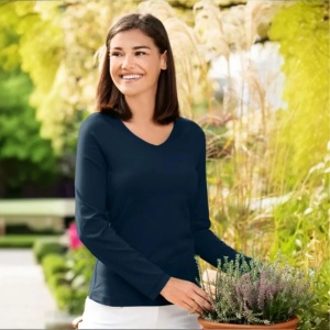 Bluza dama guler in v albastru marin purtata de o femeie frumoasa prezinta in natrura calitatea bluzei pentru femei de culoare albastru marin