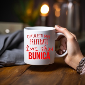 Cana alba personalizata cu textul Omuletii mei preferati imi spun Bunica
