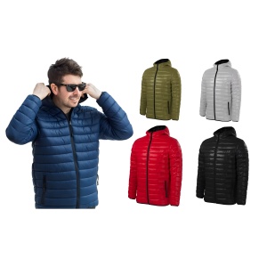 Barbat imbracat in geaca material vatuit matlasat si calduros de culoare albastru prezentand culorile dispoibile rosu, gri, avocado green, negru, albastru